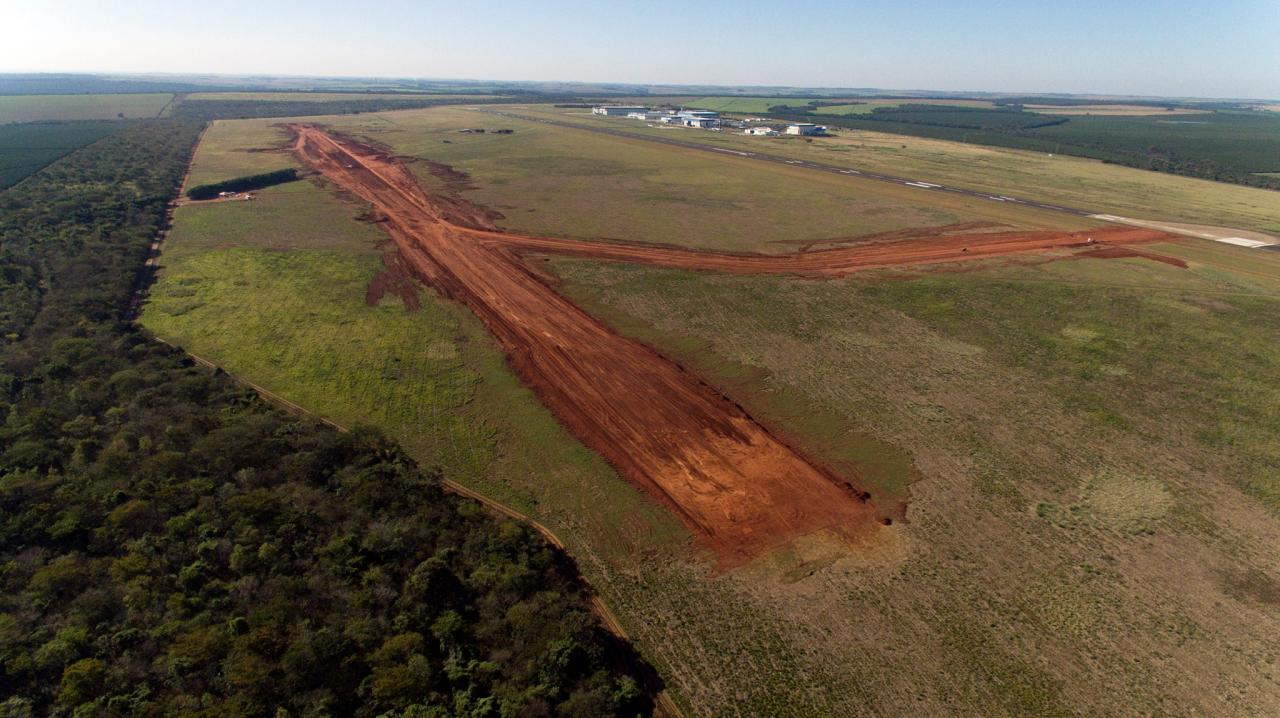 Foto 3 de 4 — Embraer constrói pista não pavimentada em Gavião Peixoto para testar avião militar
